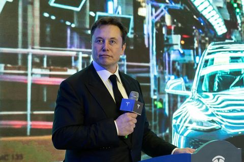 Elon Musk spricht in der Tesla-Fabrik in Shanghai