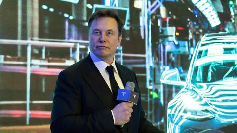 Elon Musk spricht in der Tesla-Fabrik in Shanghai