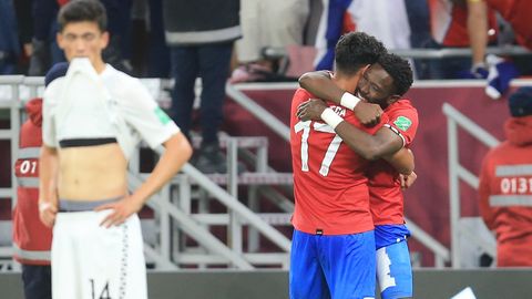 Playoff in Katar: Die Spieler von Costa Rica feiern, die Neuseeländer sind enttäuscht
