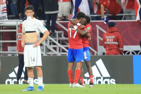 Playoff in Katar: Die Spieler von Costa Rica feiern, die Neuseeländer sind enttäuscht