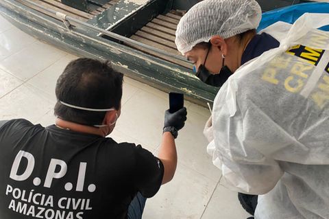 Auf der Suche nach den beiden Vermissten im Amazonas untersuchen Forensiker der Polizei ein Boot