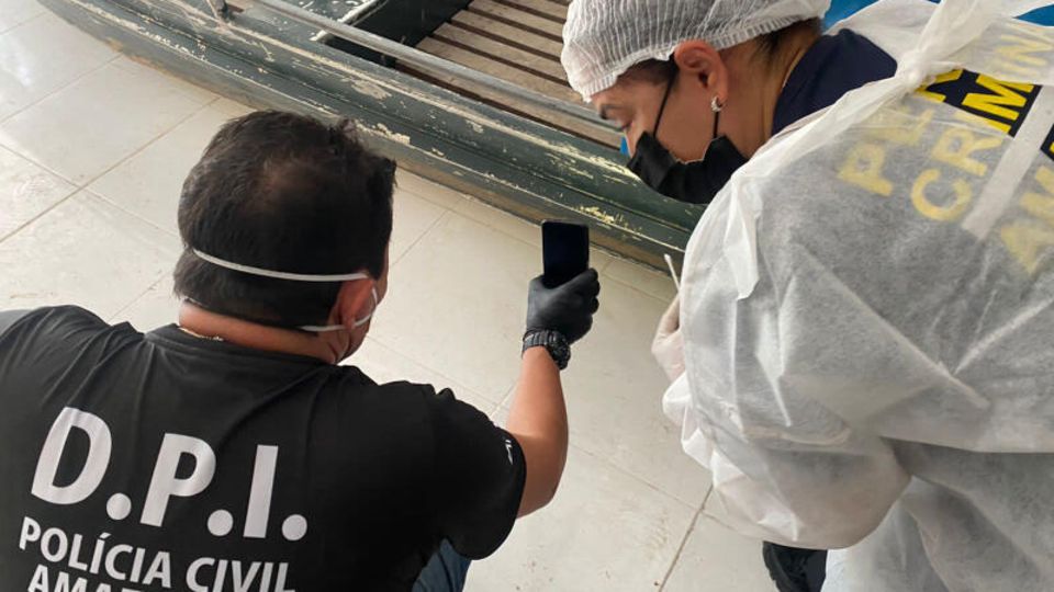 Auf der Suche nach den beiden Vermissten im Amazonas untersuchen Forensiker der Polizei ein Boot