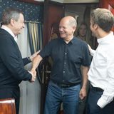 Mario Draghi (l.), Olaf Scholz (M.) und Emmanuel Macron begrüßen sich im Zug nach Kiew in der Ukraine