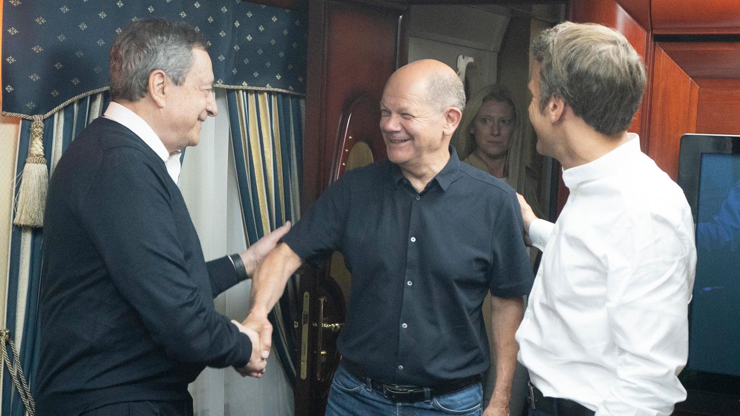 Mario Draghi (l.), Olaf Scholz (M.) und Emmanuel Macron begrüßen sich im Zug nach Kiew in der Ukraine
