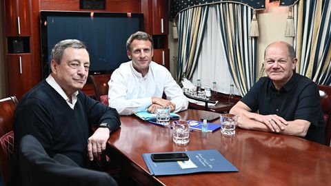 Mario Draghi, Emmanuel Macron und Olaf Scholz im Zug nach Kiew