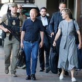 Olaf Scholz wird von Deutschlands Botschafterin in der Ukraine, Anka Feldhusen, vom Zug abgeholt