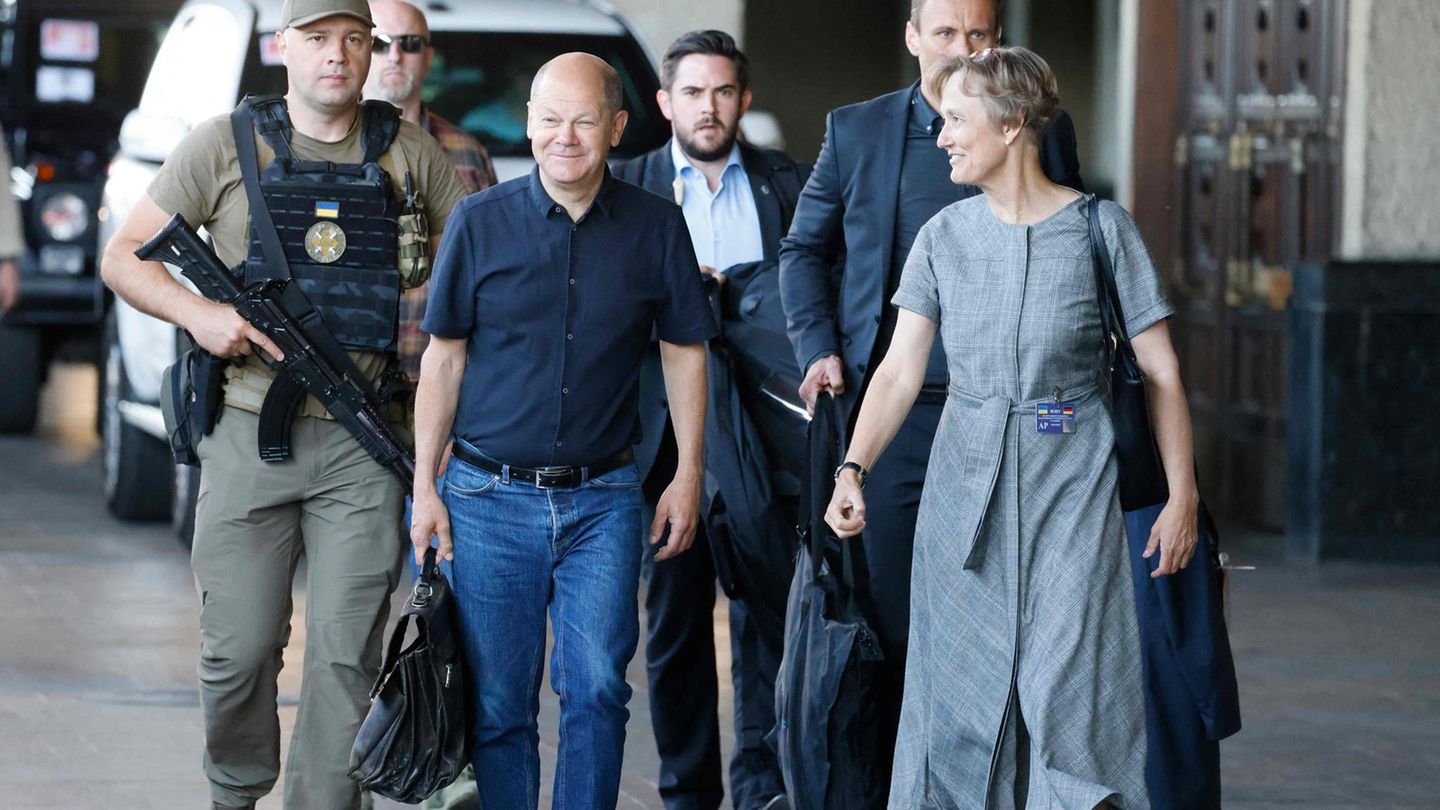Olaf Scholz wird von Deutschlands Botschafterin in der Ukraine, Anka Feldhusen, vom Zug abgeholt