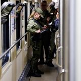 Ordnung muss sein: Eine ukrainische Grenzbeamtin kontrolliert die Pässe von Passagieren des Sonderzuges.