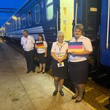 Ukrainische Bahnmitarbeiterinnen und -mitarbeiter erwarten in Kiew die Delegation aus Deutschland