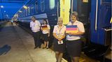 Ukrainische Bahnmitarbeiterinnen und -mitarbeiter erwarten in Kiew die Delegation aus Deutschland