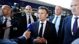 Emmanuel Macron (M.), Präsident von Frankreich, bei seiner Ankunft in der Ukraine