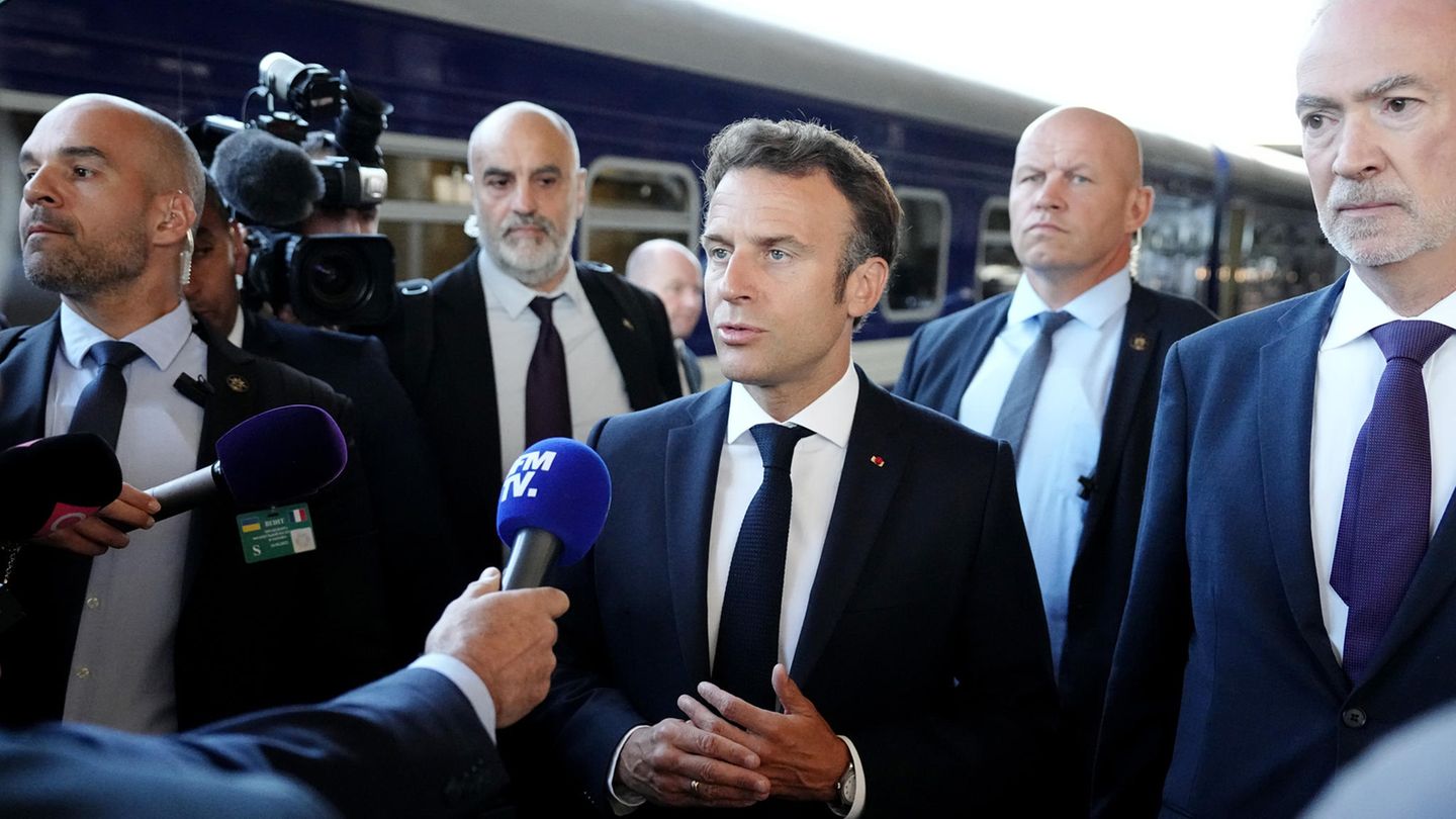 Emmanuel Macron (M.), Präsident von Frankreich, bei seiner Ankunft in der Ukraine Emmanuel Macron (M.), Präsident von Frankreich, bei seiner Ankunft in der Ukraine