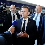 Emmanuel Macron (M.), Präsident von Frankreich, bei seiner Ankunft in der Ukraine