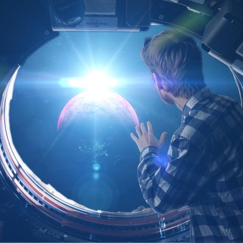 Ein Weltraumtourist blickt aus dem Fenster einer Weltraumkapsel