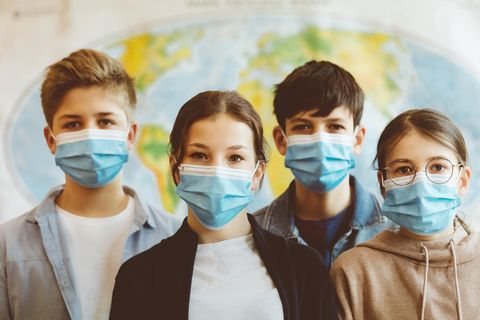 Vier Schülerinnen und Schüler mit Maske während der Pandemie