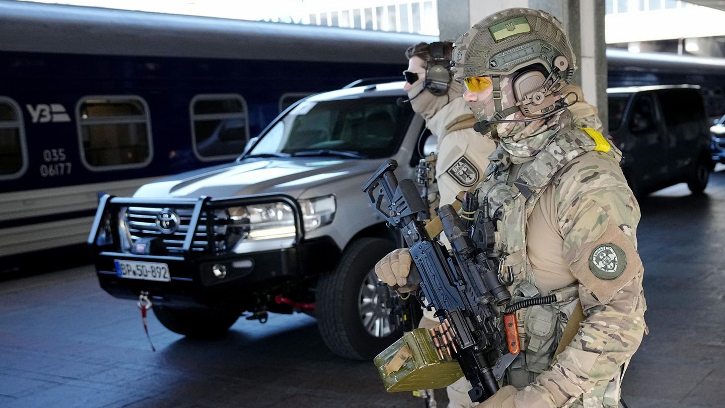 Höchste Sicherheitsstufe: Schwer bewaffnete ukrainische Soldaten sichern die Ankunft der Staatsgäste in Kiew