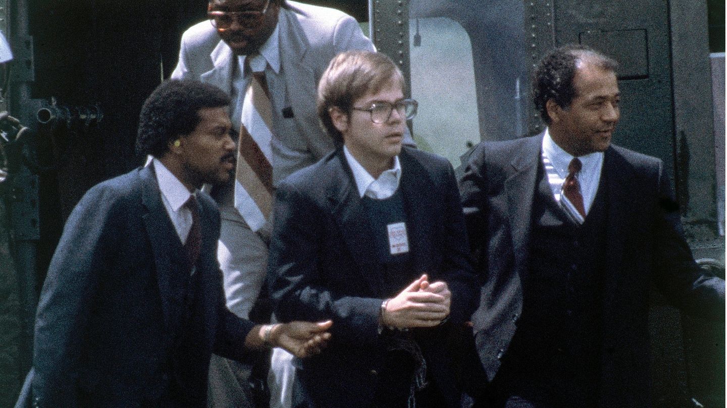 US-Marshalls eskortieren John Hinckley Jr. (M)  bei seiner Rückkehr zu einem Marinestützpunkt in Quantico