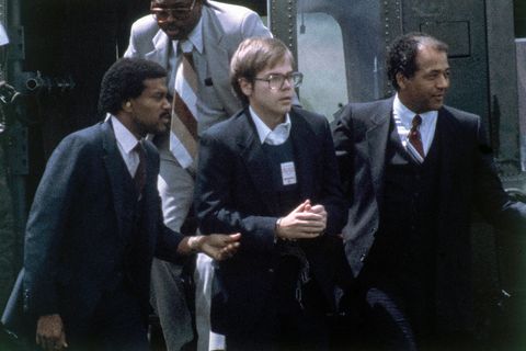 US-Marshalls eskortieren John Hinckley Jr. (M)  bei seiner Rückkehr zu einem Marinestützpunkt in Quantico