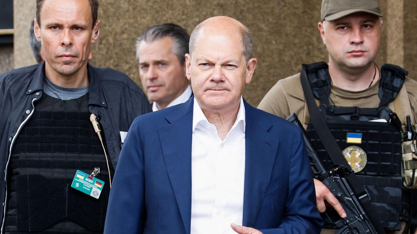 Umgezogen: Im Anzug und weißen Hemd verlässt Scholz sein Hotel in Kiew