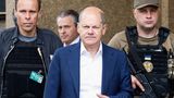 Umgezogen: Im Anzug und weißen Hemd verlässt Scholz sein Hotel in Kiew