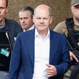 Umgezogen: Im Anzug und weißen Hemd verlässt Scholz sein Hotel in Kiew