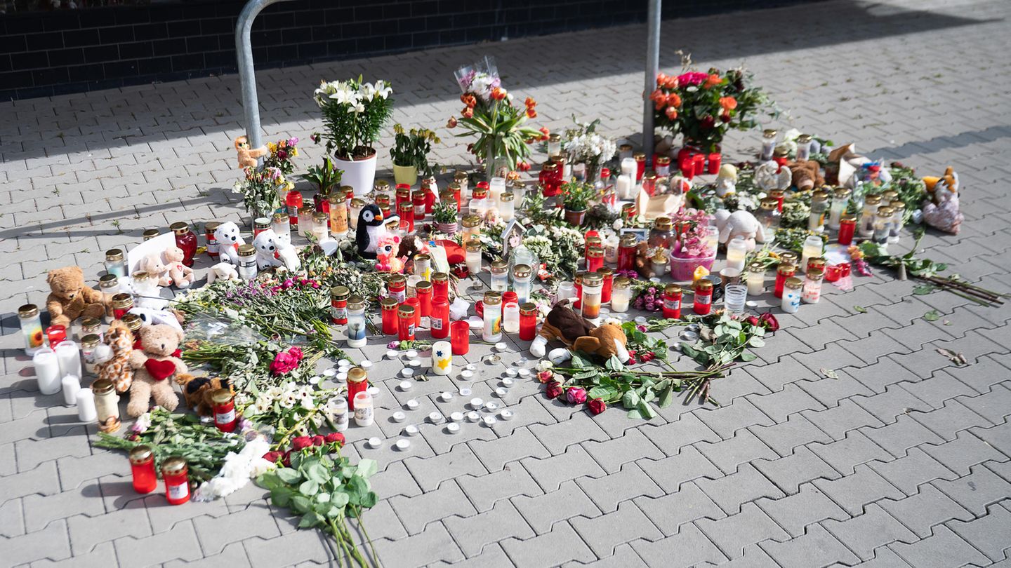 Getötete Geschwister: Blumen, Kerzen, Stofftiere und Bilder liegen vor dem Hochhaus, in dem am Mittwoch, den 11. Mai, zwei Kinder getötet wurden. Die Polizei hat den gesuchten tatverdächtigen Vater am 14. Mai in Frankreich festgenommen. Blumen, Kerzen, Stofftiere und Bilder liegen vor dem Hochhaus, in dem am Mittwoch, den 11. Mai, zwei Kinder getötet wurden. Die Polizei hat den gesuchten tatverdächtigen Vater am 14. Mai in Frankreich festgenommen.