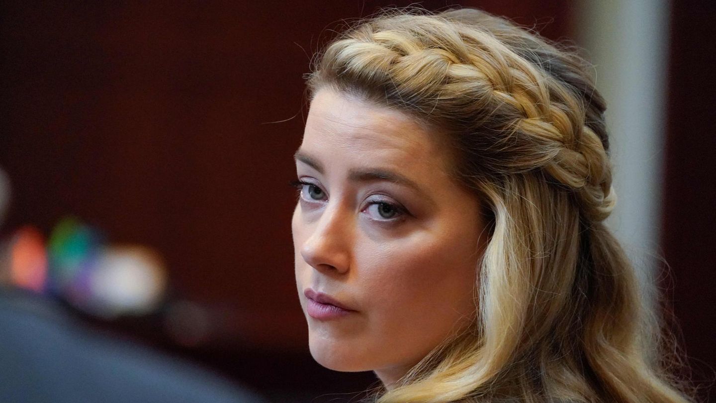 Amber Heard questioned about missing donations – and repeated contradiction