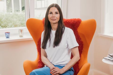 Teresa Enke in orangenem Ohrensessel bei sich zu Hause in Hannover