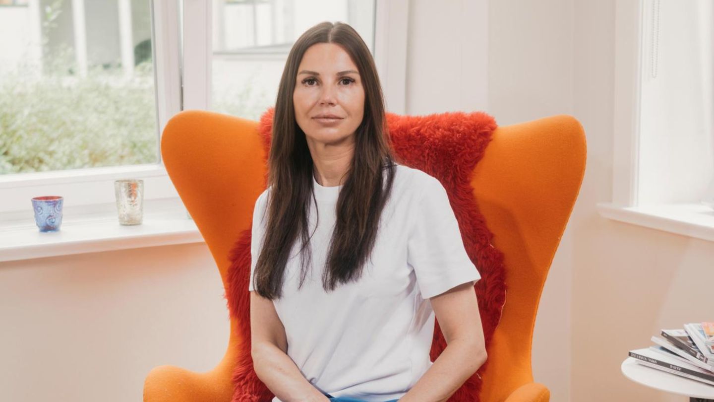 Teresa Enke in orangenem Ohrensessel bei sich zu Hause in Hannover