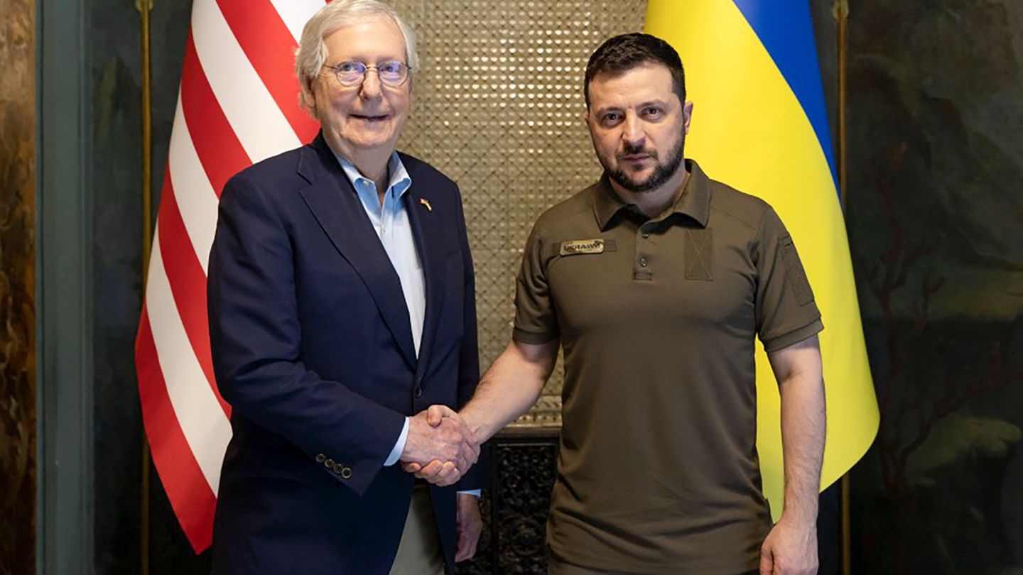 Politische Prominenz in Kiew: 14. Mai: Mitch McConnell, republikanischer Minderheitsführer im US-Senat, stattet dem ukrainischen Präsidenten einen Besuch ab. Er leitet eine ganze Delegation von US-Parlamentariern. Neben Dank bekommen sie auch eine Forderung von Selenskyj zu hören: "Ich warte mit Ungeduld auf die US-Unterstützung neuer Sanktionen", erklärt der ukrainische Staatschef. "Unter anderem sind wir der Ansicht, dass Russland offiziell als staatlicher Förderer von Terrorismus eingestuft werden sollte." 14. Mai: Mitch McConnell, republikanischer Minderheitsführer im US-Senat, stattet dem ukrainischen Präsidenten einen Besuch ab. Er leitet eine ganze Delegation von US-Parlamentariern. Neben Dank bekommen sie auch eine Forderung von Selenskyj zu hören: "Ich warte mit Ungeduld auf die US-Unterstützung neuer Sanktionen", erklärt der ukrainische Staatschef. "Unter anderem sind wir der Ansicht, dass Russland offiziell als staatlicher Förderer von Terrorismus eingestuft werden sollte."