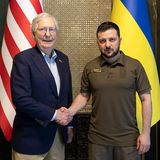 14. Mai: Mitch McConnell, republikanischer Minderheitsführer im US-Senat, stattet dem ukrainischen Präsidenten einen Besuch ab. Er leitet eine ganze Delegation von US-Parlamentariern. Neben Dank bekommen sie auch eine Forderung von Selenskyj zu hören: "Ich warte mit Ungeduld auf die US-Unterstützung neuer Sanktionen", erklärt der ukrainische Staatschef. "Unter anderem sind wir der Ansicht, dass Russland offiziell als staatlicher Förderer von Terrorismus eingestuft werden sollte." 