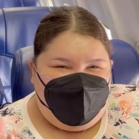 Screenshot von Tiktok: Influencerin sitzt im Flugzeug