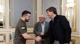 20. Mai: Senator Mark Daly (r.), Vorsitzender des irischen Senats und Sean O Fearghail (M.), Vorsitzende des Unterhauses des irischen Parlaments, sind im Präsidentenpalast. Daly sagt, er werde sich für den EU-Aufnahmeantrag der Ukraine einsetzen, und er versichert Präsident Selenskyj die Unterstützung Irlands für das ukrainische Volk.
