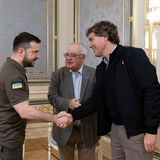 20. Mai: Senator Mark Daly (r.), Vorsitzender des irischen Senats und Sean O Fearghail (M.), Vorsitzende des Unterhauses des irischen Parlaments, sind im Präsidentenpalast. Daly sagt, er werde sich für den EU-Aufnahmeantrag der Ukraine einsetzen, und er versichert Präsident Selenskyj die Unterstützung Irlands für das ukrainische Volk.