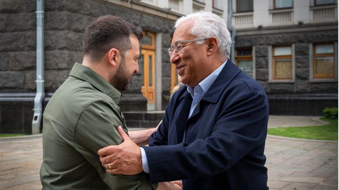 Politische Prominenz in Kiew: 21. Mai: Antonio Costa, Premierminister von Portugal, besucht Selenskyj in der ukrainischen Hauptstadt. Kurz vor seiner Ankunft hatte Costa gesagt: "Ich beabsichtige, die spezifischen Bedürfnisse der ukrainischen Behörden zu ermitteln und von dort aus eine sofortige Lösung anzustreben, die die gesamte Europäische Union eint. Ich glaube, dass die Integration der Ukraine in den gemeinsamen Markt sehr wichtig ist, mit der Erleichterung der Zollvorschriften." 21. Mai: Antonio Costa, Premierminister von Portugal, besucht Selenskyj in der ukrainischen Hauptstadt. Kurz vor seiner Ankunft hatte Costa gesagt: "Ich beabsichtige, die spezifischen Bedürfnisse der ukrainischen Behörden zu ermitteln und von dort aus eine sofortige Lösung anzustreben, die die gesamte Europäische Union eint. Ich glaube, dass die Integration der Ukraine in den gemeinsamen Markt sehr wichtig ist, mit der Erleichterung der Zollvorschriften."