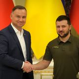 22. Mai: Bei seinem Besuch in Kiew hält Polens Präsident Andrzej Duda (l.) als erstes Staatsoberhaupt seit Kriegsbeginn eine Rede in der Rada, dem ukrainischen Parlament. Duda setzt sich dafür ein, dass die Ukraine möglichst rasch einen EU-Kandidatenstatus erhält.