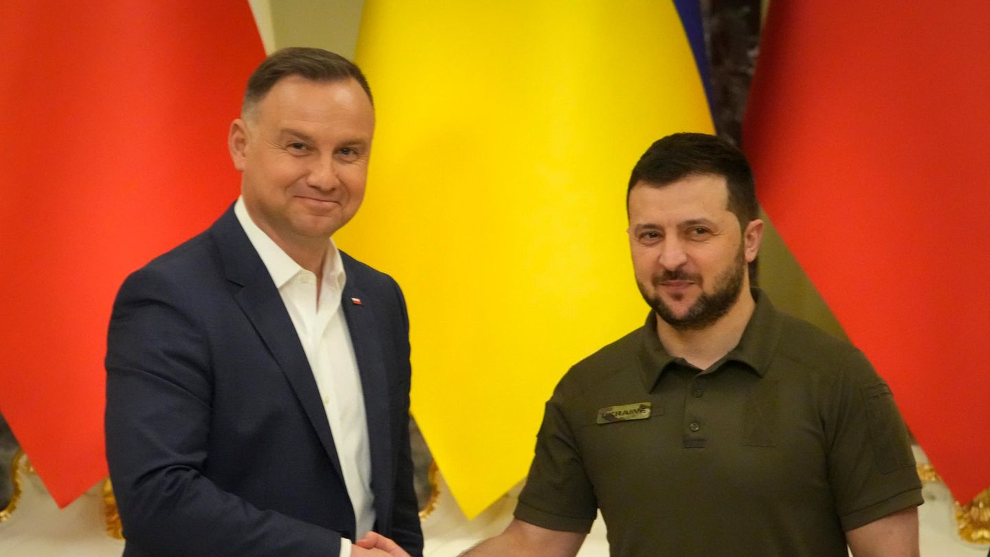 Politische Prominenz in Kiew: 22. Mai: Bei seinem Besuch in Kiew hält Polens Präsident Andrzej Duda (l.) als erstes Staatsoberhaupt seit Kriegsbeginn eine Rede in der Rada, dem ukrainischen Parlament. Duda setzt sich dafür ein, dass die Ukraine möglichst rasch einen EU-Kandidatenstatus erhält. 22. Mai: Bei seinem Besuch in Kiew hält Polens Präsident Andrzej Duda (l.) als erstes Staatsoberhaupt seit Kriegsbeginn eine Rede in der Rada, dem ukrainischen Parlament. Duda setzt sich dafür ein, dass die Ukraine möglichst rasch einen EU-Kandidatenstatus erhält.