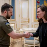 26. Mai: Finnlands Regierungschefin Sanna Marin besucht nicht nur Selenskyj in Kiew, sondern auch Butscha und Irpin, wo russische Truppen Kriegsverbrechen begangen haben. Anschließend sagt Marin, Russlands Taten in der Ukraine seien ein Wendepunkt für die Welt, und die Beziehungen zu Moskau könnten nicht mehr so werden wie vor der Invasion.
