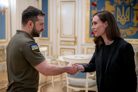 26. Mai: Finnlands Regierungschefin Sanna Marin besucht nicht nur Selenskyj in Kiew, sondern auch Butscha und Irpin, wo russische Truppen Kriegsverbrechen begangen haben. Anschließend sagt Marin, Russlands Taten in der Ukraine seien ein Wendepunkt für die Welt, und die Beziehungen zu Moskau könnten nicht mehr so werden wie vor der Invasion.