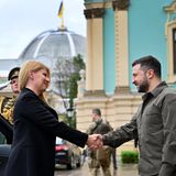 31. Mai: Die Präsidentin der Slowakei, Zuzana Caputova, verspricht dem Nachbarland Ukraine bei einem Besuch in Kiew weitere Unterstützung. In der ukrainischen Hauptstadt traf Caputova auch Präsident Wolodymyr Selenskyj und hielt eine Rede im Parlament. Auch wenn die Bilder vom Krieg in der Ukraine nach drei Monaten nicht mehr jeden Tag die Schlagzeilen dominierten, dürfe man das Leid der dortigen Bevölkerung nicht aus den Augen verlieren. Weiterhin seien Zivilisten im Osten der Ukraine zerstörerischer Gewalt ausgesetzt.
