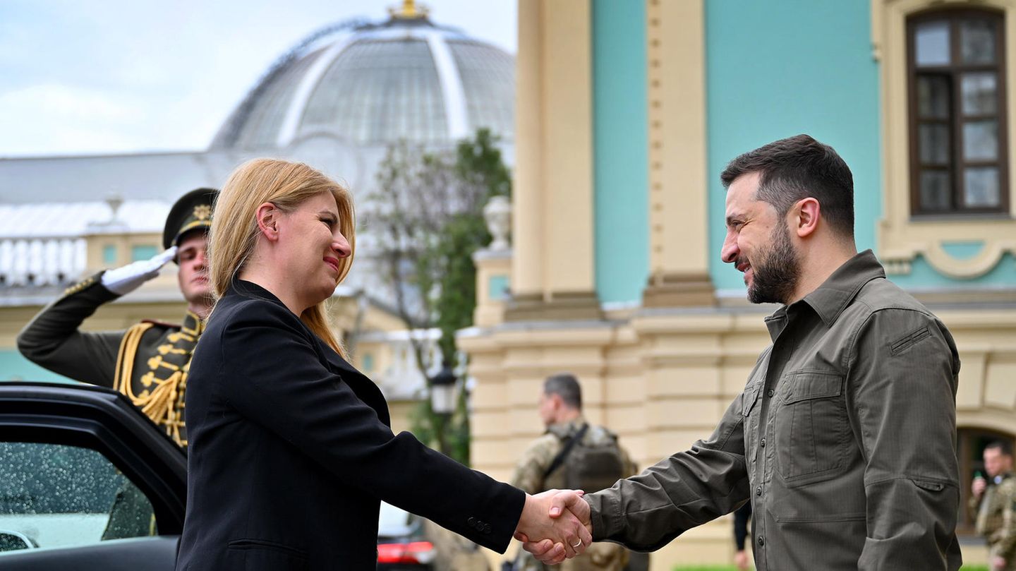 Politische Prominenz in Kiew: 31. Mai: Die Präsidentin der Slowakei, Zuzana Caputova, verspricht dem Nachbarland Ukraine bei einem Besuch in Kiew weitere Unterstützung. In der ukrainischen Hauptstadt traf Caputova auch Präsident Wolodymyr Selenskyj und hielt eine Rede im Parlament. Auch wenn die Bilder vom Krieg in der Ukraine nach drei Monaten nicht mehr jeden Tag die Schlagzeilen dominierten, dürfe man das Leid der dortigen Bevölkerung nicht aus den Augen verlieren. Weiterhin seien Zivilisten im Osten der Ukraine zerstörerischer Gewalt ausgesetzt. 31. Mai: Die Präsidentin der Slowakei, Zuzana Caputova, verspricht dem Nachbarland Ukraine bei einem Besuch in Kiew weitere Unterstützung. In der ukrainischen Hauptstadt traf Caputova auch Präsident Wolodymyr Selenskyj und hielt eine Rede im Parlament. Auch wenn die Bilder vom Krieg in der Ukraine nach drei Monaten nicht mehr jeden Tag die Schlagzeilen dominierten, dürfe man das Leid der dortigen Bevölkerung nicht aus den Augen verlieren. Weiterhin seien Zivilisten im Osten der Ukraine zerstörerischer Gewalt ausgesetzt.