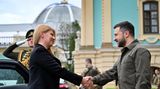 31. Mai: Die Präsidentin der Slowakei, Zuzana Caputova, verspricht dem Nachbarland Ukraine bei einem Besuch in Kiew weitere Unterstützung. In der ukrainischen Hauptstadt traf Caputova auch Präsident Wolodymyr Selenskyj und hielt eine Rede im Parlament. Auch wenn die Bilder vom Krieg in der Ukraine nach drei Monaten nicht mehr jeden Tag die Schlagzeilen dominierten, dürfe man das Leid der dortigen Bevölkerung nicht aus den Augen verlieren. Weiterhin seien Zivilisten im Osten der Ukraine zerstörerischer Gewalt ausgesetzt.