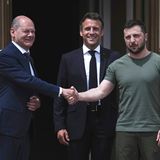 Der ukrainische Präsident Wolodymyr Selenskyj begrüßt Bundeskanzler Olaf Scholz und Emmanuel Macron in Kiew