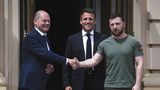 Der ukrainische Präsident Wolodymyr Selenskyj begrüßt Bundeskanzler Olaf Scholz und Emmanuel Macron in Kiew