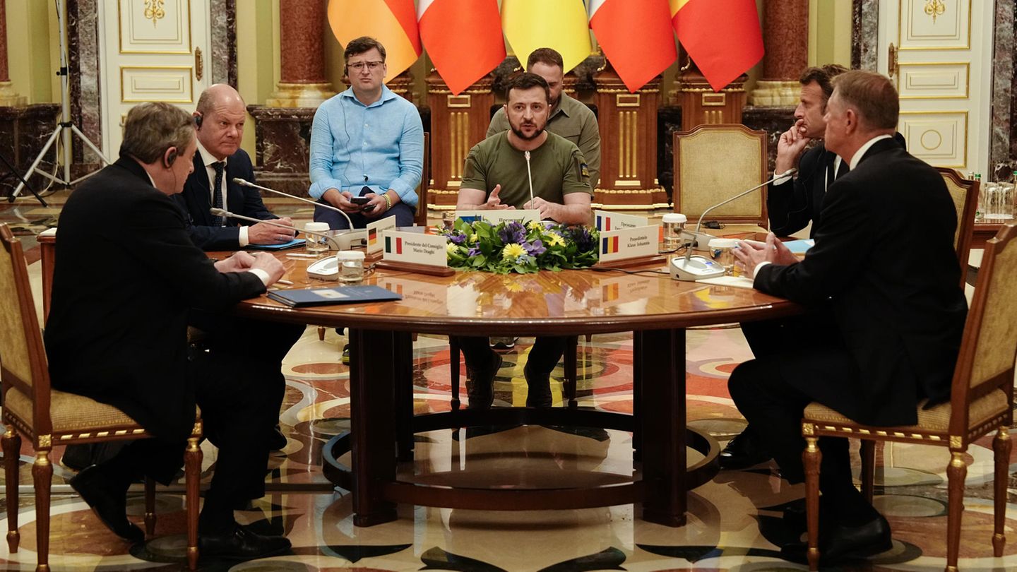 Beratung am runden Tisch: Draghi, Scholz, Selenskyj, Macron und Iohannis (v.l.n.r) im Präsidentenpalast in Kiew