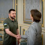 30. Mai: Sie ist auf dem einzigen offiziellen Foto zwar kaum zu erkennen, aber Frankreichs Außenministerin Catherine Colonna trifft zu bilateralen Gesprächen bei Selenskyj ein. Sie will "die Solidarität Frankreichs mit dem ukrainischen Volk zu bezeugen". Nach Irritationen, dass weder ihr Amtsvorgänger noch Präsident Emmanuel Macron die Ukraine seit Kriegsausbruch besucht hatten, sorgt ihre Visite für diplomatische Entspannung. Colonnas Mission ist es, in Kiew die französischen Vorstellungen von einer engeren Bindung der Ukraine an die EU besser zu erläutern. Macron hatte zuvor "europäische politische Gemeinschaft" vorgeschlagen, die zunächst als Ersatz für eine EU-Vollmitgliedschaft der Ukraine missverstanden wurde.