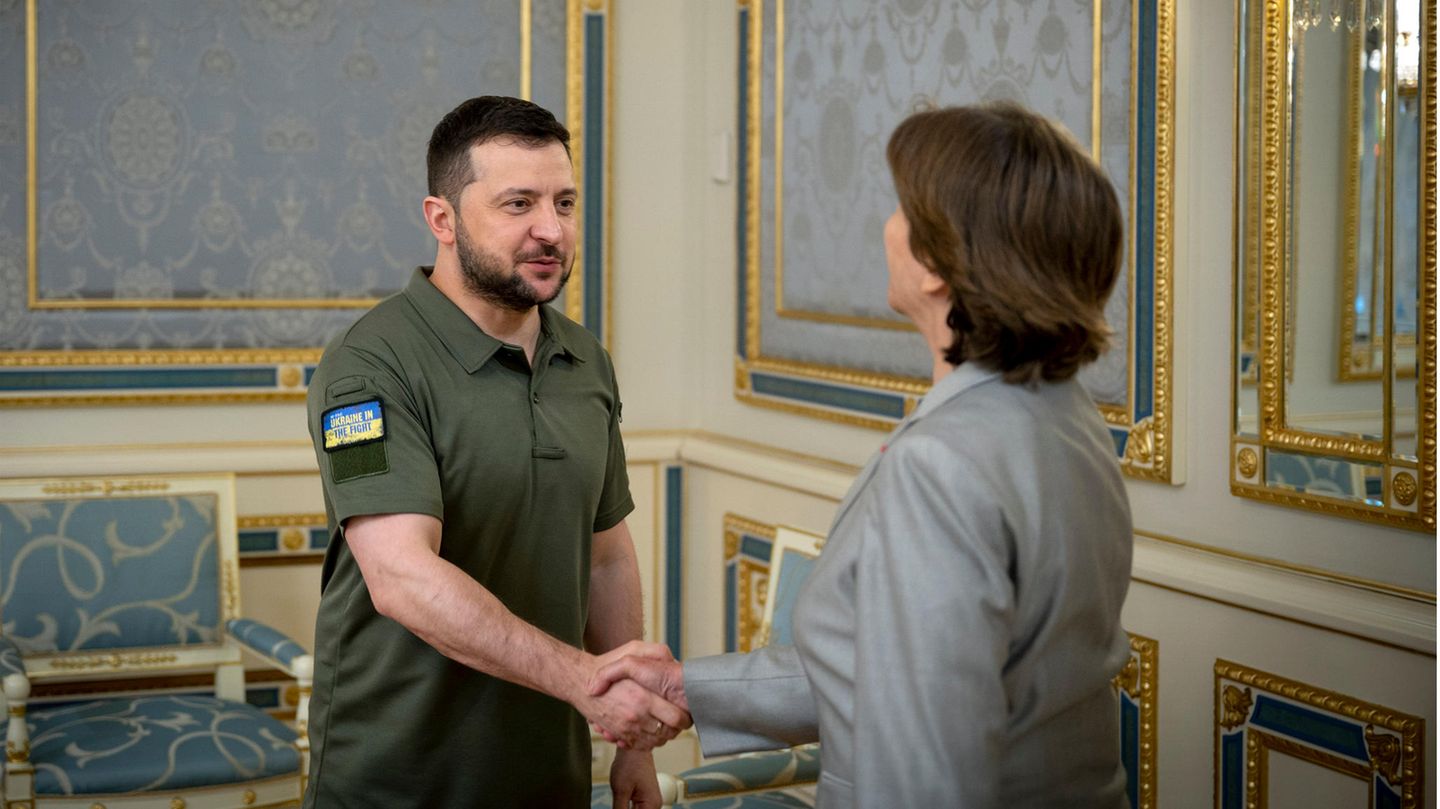 Politische Prominenz in Kiew: 30. Mai: Sie ist auf dem einzigen offiziellen Foto zwar kaum zu erkennen, aber Frankreichs Außenministerin Catherine Colonna trifft zu bilateralen Gesprächen bei Selenskyj ein. Sie will "die Solidarität Frankreichs mit dem ukrainischen Volk zu bezeugen". Nach Irritationen, dass weder ihr Amtsvorgänger noch Präsident Emmanuel Macron die Ukraine seit Kriegsausbruch besucht hatten, sorgt ihre Visite für diplomatische Entspannung. Colonnas Mission ist es, in Kiew die französischen Vorstellungen von einer engeren Bindung der Ukraine an die EU besser zu erläutern. Macron hatte zuvor "europäische politische Gemeinschaft" vorgeschlagen, die zunächst als Ersatz für eine EU-Vollmitgliedschaft der Ukraine missverstanden wurde. 30. Mai: Sie ist auf dem einzigen offiziellen Foto zwar kaum zu erkennen, aber Frankreichs Außenministerin Catherine Colonna trifft zu bilateralen Gesprächen bei Selenskyj ein. Sie will "die Solidarität Frankreichs mit dem ukrainischen Volk zu bezeugen". Nach Irritationen, dass weder ihr Amtsvorgänger noch Präsident Emmanuel Macron die Ukraine seit Kriegsausbruch besucht hatten, sorgt ihre Visite für diplomatische Entspannung. Colonnas Mission ist es, in Kiew die französischen Vorstellungen von einer engeren Bindung der Ukraine an die EU besser zu erläutern. Macron hatte zuvor "europäische politische Gemeinschaft" vorgeschlagen, die zunächst als Ersatz für eine EU-Vollmitgliedschaft der Ukraine missverstanden wurde.