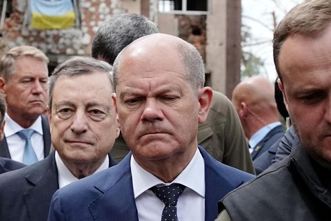 Bundeskanzler Olaf Scholz (SPD) geht an zerstörten Gebäuden in Irpin im Großraum Kiew vorbei