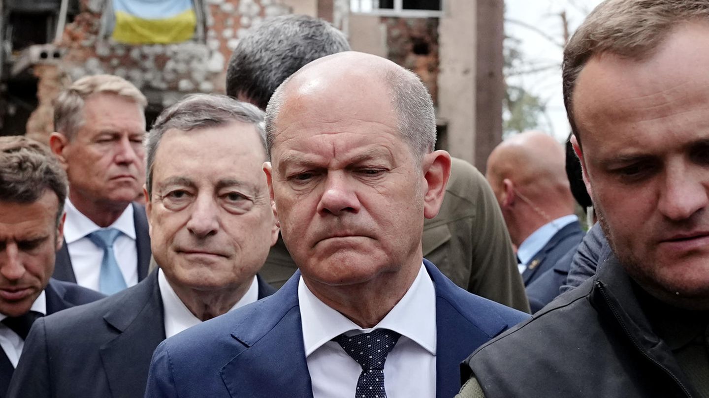 Chancellor Olaf Scholz visits Irpin in Ukraine (video)