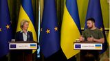 11. Juni: Die EU-Kommission will schnell die Analyse des EU-Beitrittsantrags der Ukraine abschließen. Das kündigt EU-Kommissionspräsidentin Ursula von der Leyen am Rande von Gesprächen mit dem ukrainischen Präsidenten Wolodymyr Selenskyj in Kiew an.  Ob ihre Behörde den 27 Mitgliedstaaten auf Grundlage der Analyse empfehlen wird, der Ukraine uneingeschränkt den Status eines EU-Beitrittskandidaten zu geben, lässt die deutsche Politikerin dabei allerdings offen. Von der Leyen lobt in Kiew die parlamentarisch-präsidentielle Demokratie des Landes und die gut funktionierende Verwaltung, zugleich mahnt sie Reformen für den Kampf gegen Korruption und die Modernisierung der Verwaltung an.